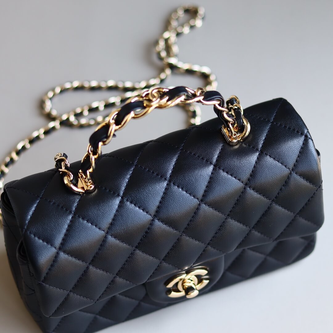 Elegant Quilted Black Handbag with Gold Logo & Chain Handle – Luxury Inspired Designer Style Bag