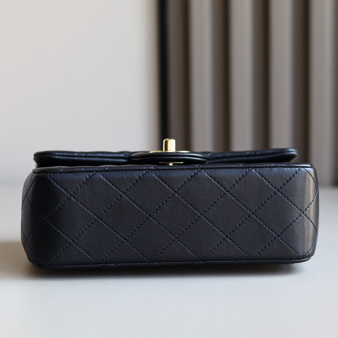 Elegant Quilted Black Handbag with Gold Logo & Chain Handle – Luxury Inspired Designer Style Bag