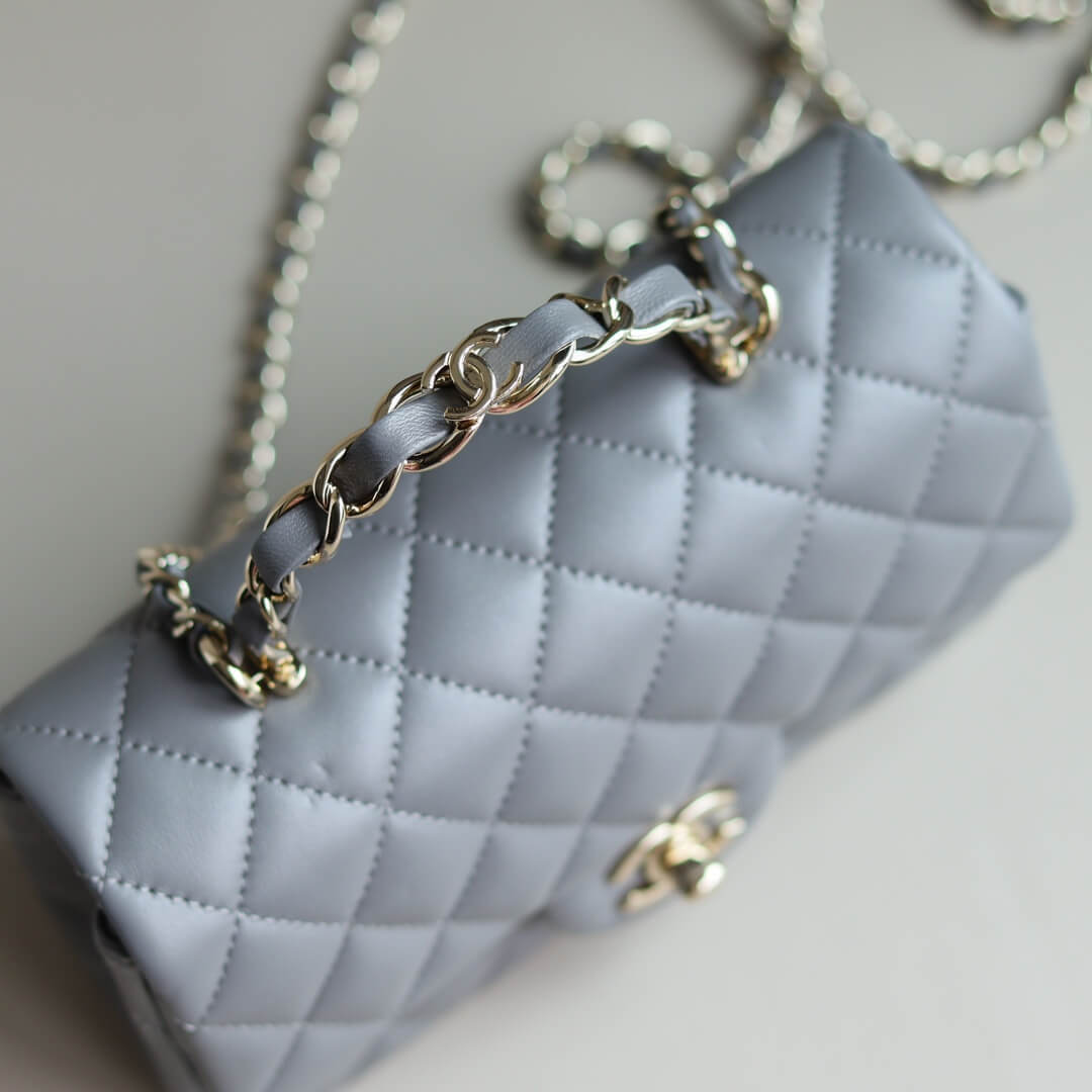 Elegant Quilted Black Handbag with Gold Logo & Chain Handle – Luxury Inspired Designer Style Bag