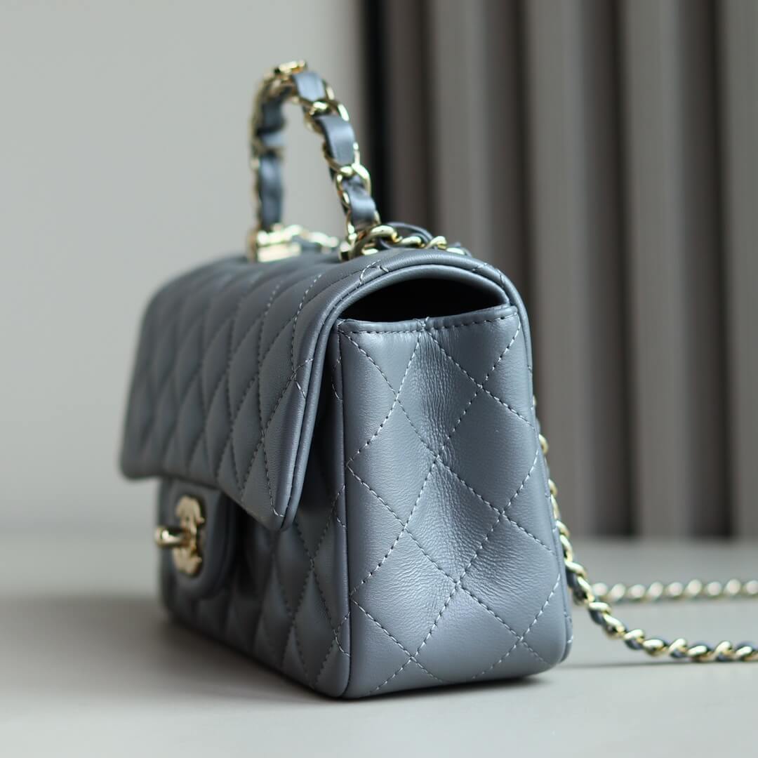 Elegant Quilted Black Handbag with Gold Logo & Chain Handle – Luxury Inspired Designer Style Bag