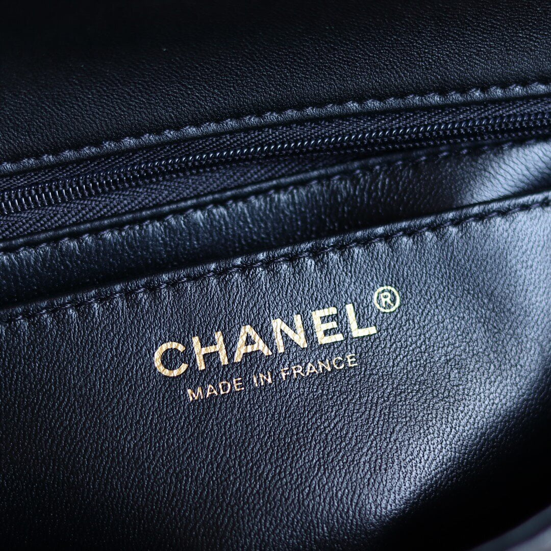 Elegant Quilted Black Handbag with Gold Logo & Chain Handle – Luxury Inspired Designer Style Bag