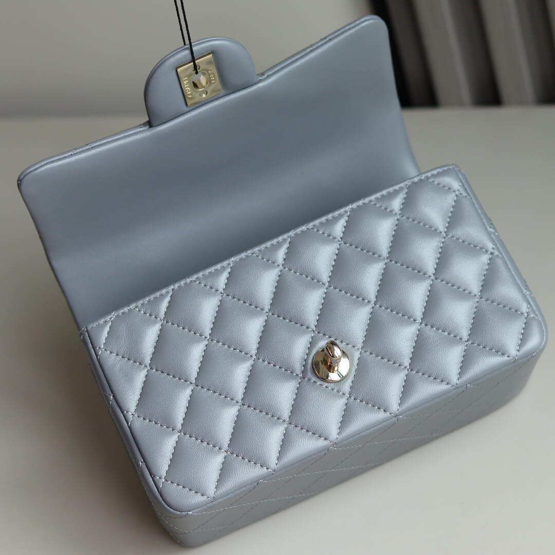 Elegant Quilted Black Handbag with Gold Logo & Chain Handle – Luxury Inspired Designer Style Bag