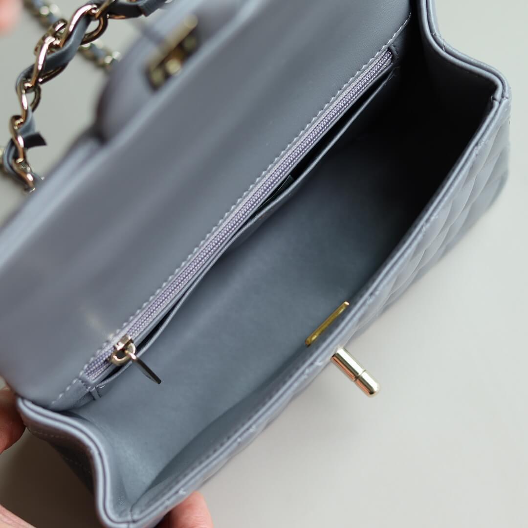 Elegant Quilted Black Handbag with Gold Logo & Chain Handle – Luxury Inspired Designer Style Bag