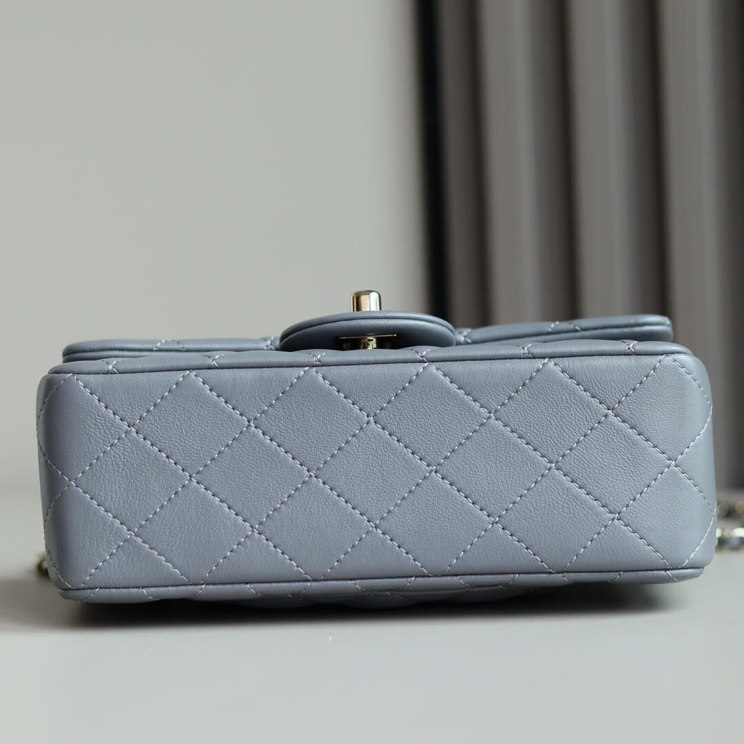 Elegant Quilted Black Handbag with Gold Logo & Chain Handle – Luxury Inspired Designer Style Bag