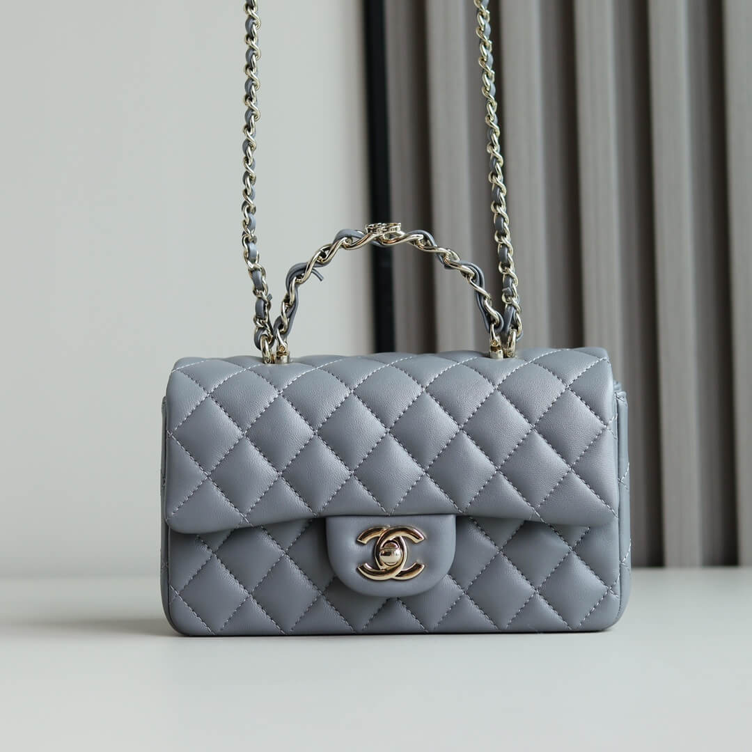 Elegant Quilted Black Handbag with Gold Logo & Chain Handle – Luxury Inspired Designer Style Bag