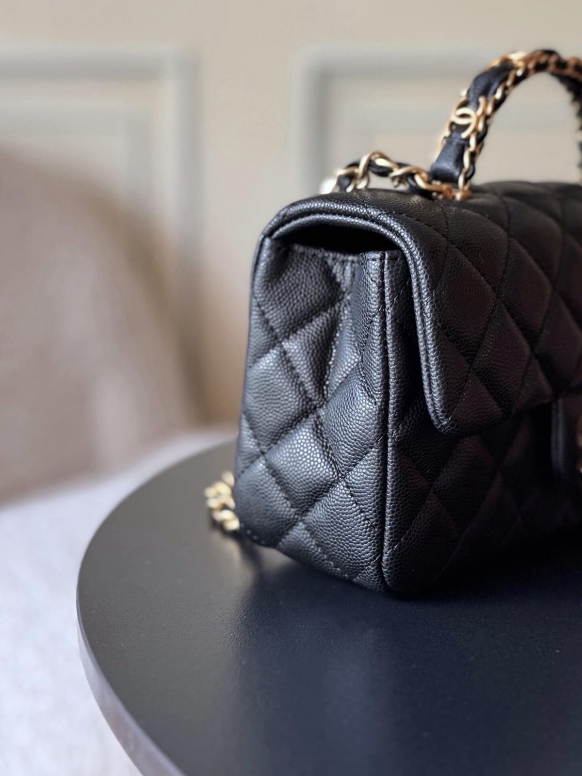 Elegant Quilted Black Handbag with Gold Logo & Chain Handle – Luxury Inspired Designer Style Bag