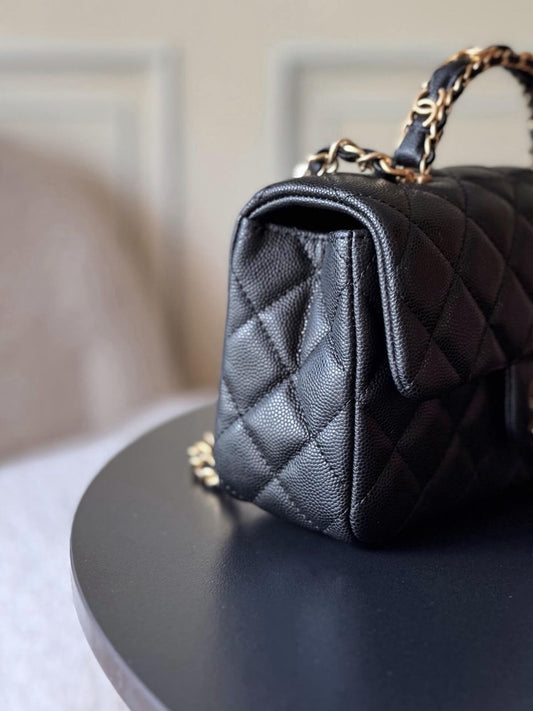 Elegant Quilted Black Handbag with Gold Logo & Chain Handle – Luxury Inspired Designer Style Bag