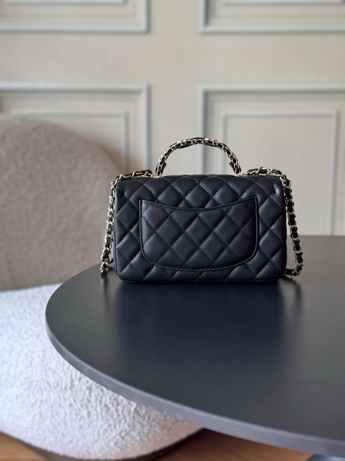 Elegant Quilted Black Handbag with Gold Logo & Chain Handle – Luxury Inspired Designer Style Bag