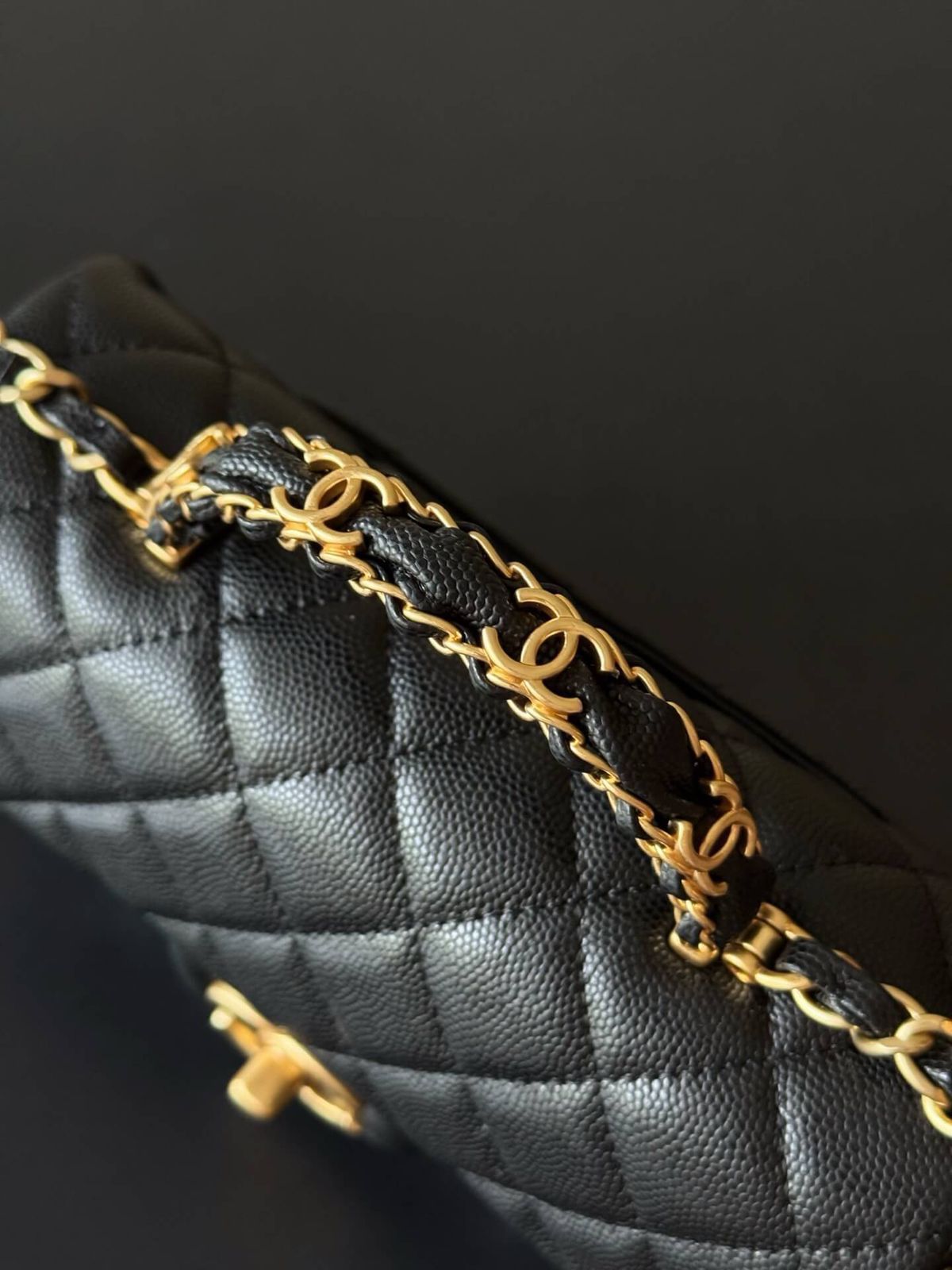 Elegant Quilted Black Handbag with Gold Logo & Chain Handle – Luxury Inspired Designer Style Bag