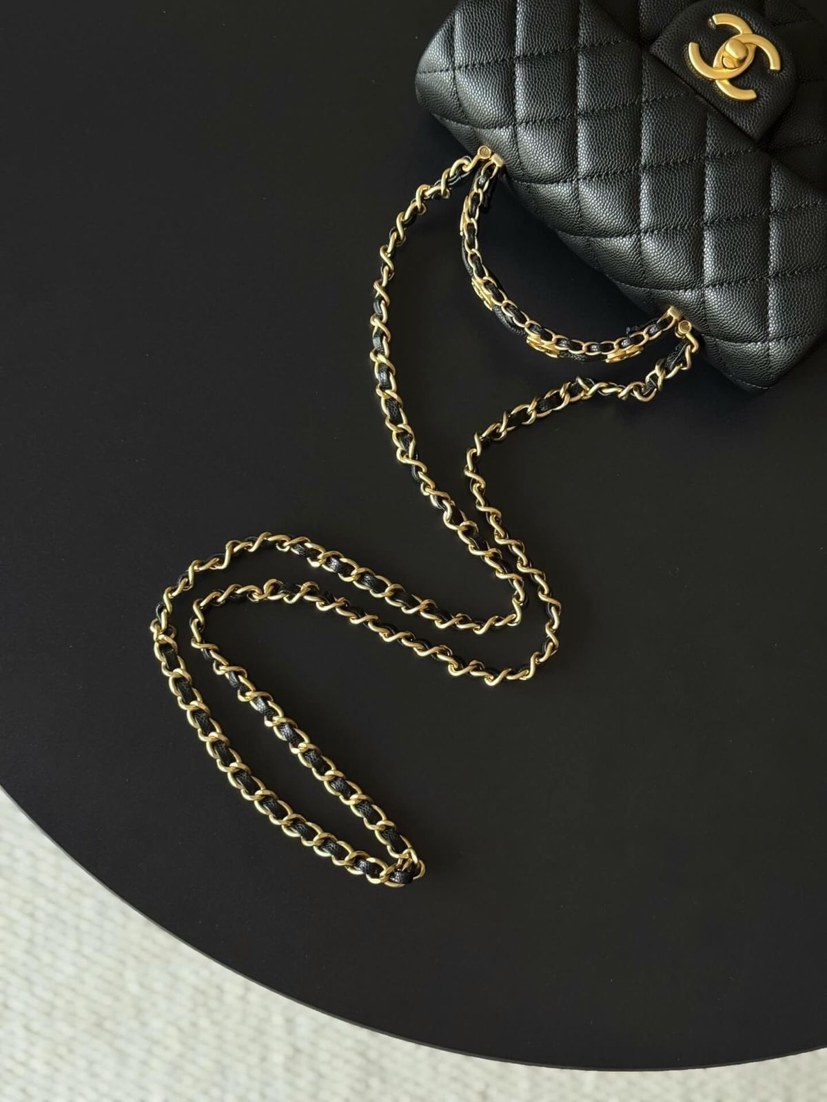 Elegant Quilted Black Handbag with Gold Logo & Chain Handle – Luxury Inspired Designer Style Bag