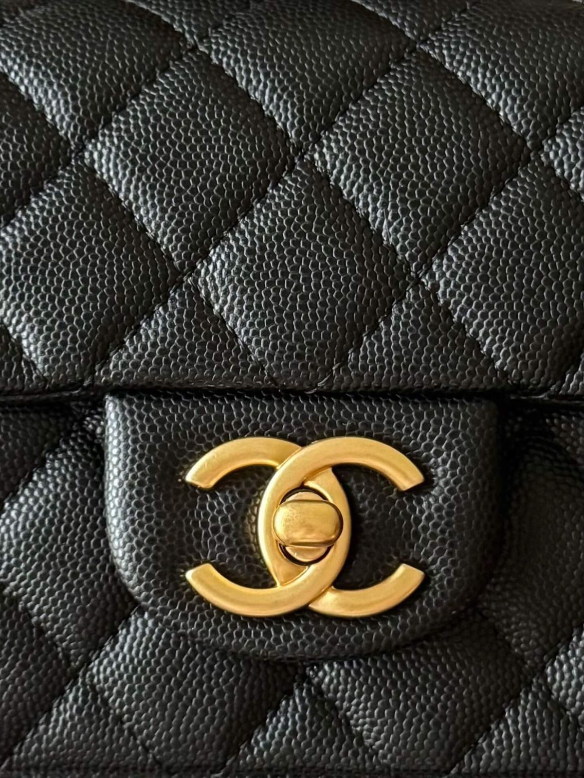 Elegant Quilted Black Handbag with Gold Logo & Chain Handle – Luxury Inspired Designer Style Bag