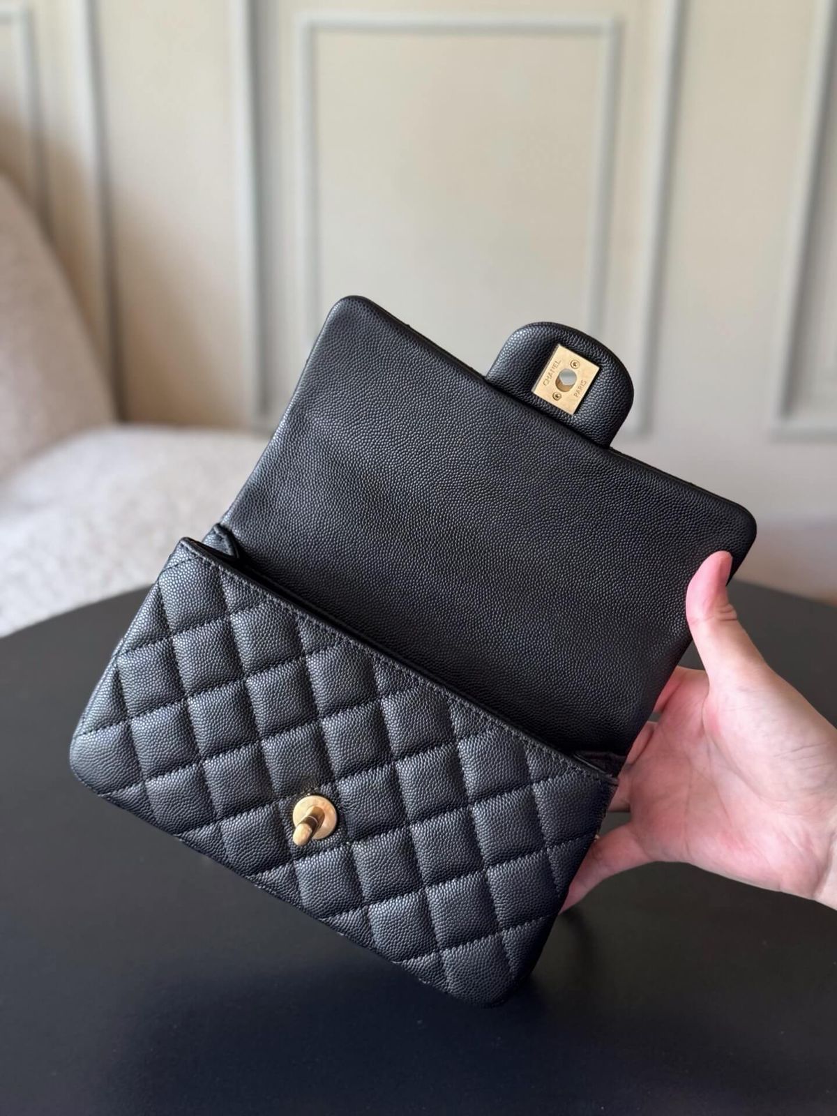 Elegant Quilted Black Handbag with Gold Logo & Chain Handle – Luxury Inspired Designer Style Bag