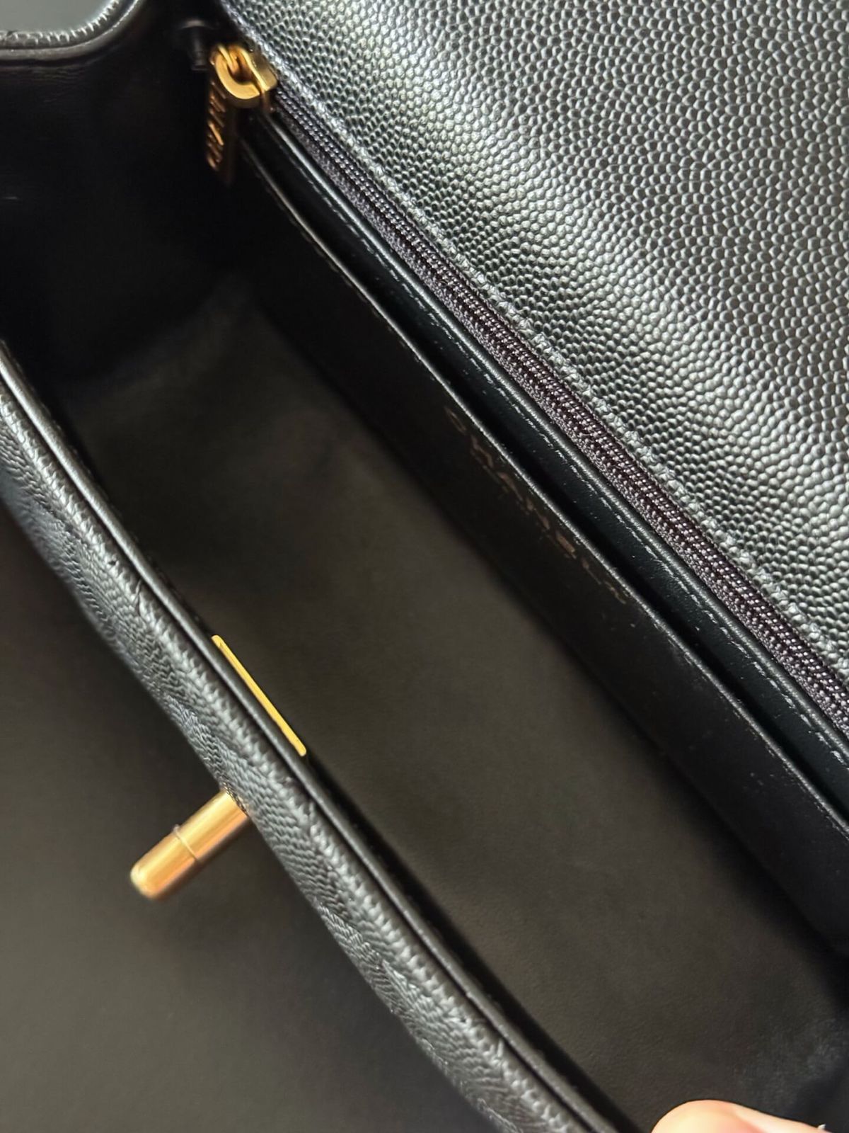 Elegant Quilted Black Handbag with Gold Logo & Chain Handle – Luxury Inspired Designer Style Bag