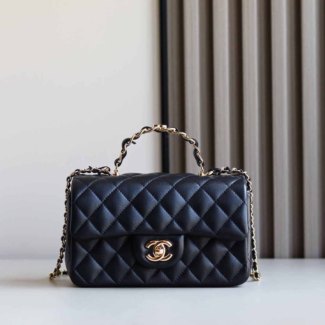 Elegant Quilted Black Handbag with Gold Logo & Chain Handle – Luxury Inspired Designer Style Bag