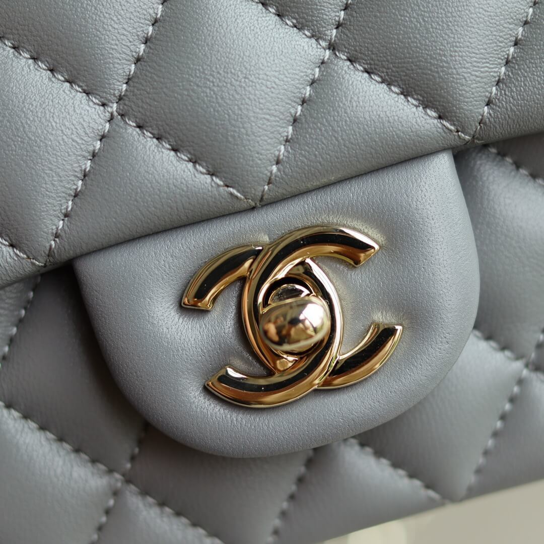 Elegant Quilted Black Handbag with Gold Logo & Chain Handle – Luxury Inspired Designer Style Bag