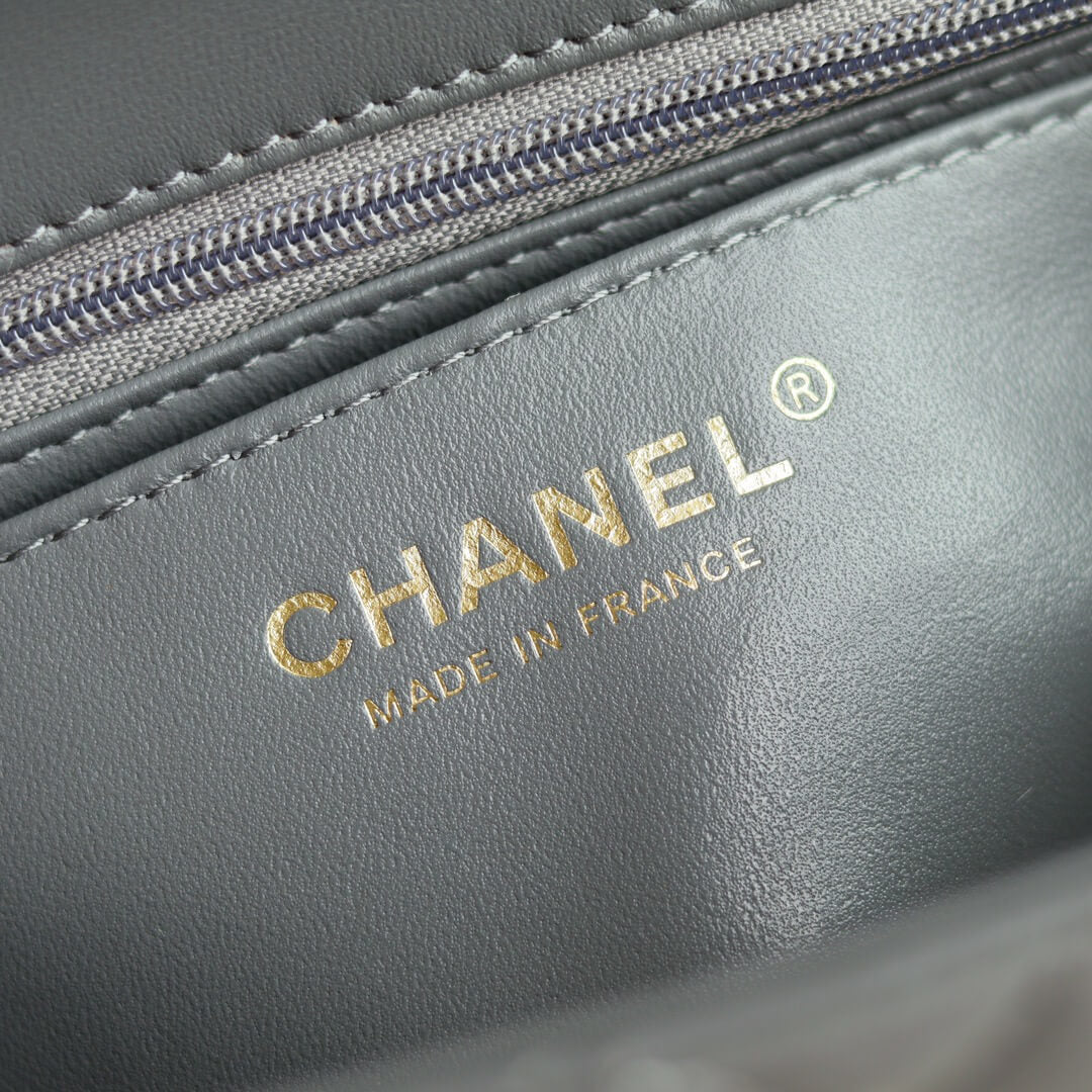 Elegant Quilted Black Handbag with Gold Logo & Chain Handle – Luxury Inspired Designer Style Bag